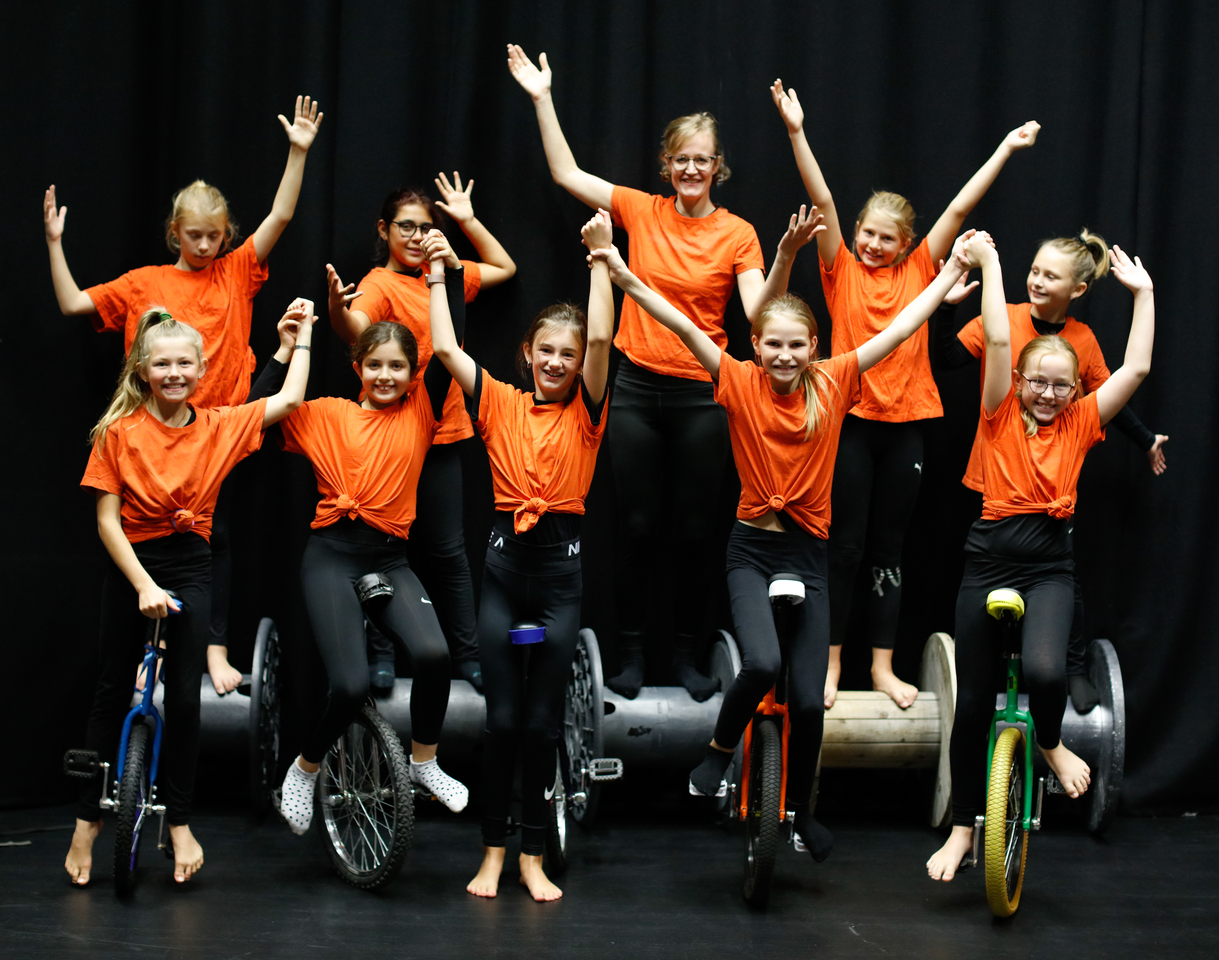 Sirkus Bilde av lærer og barn på enhjulsykkel