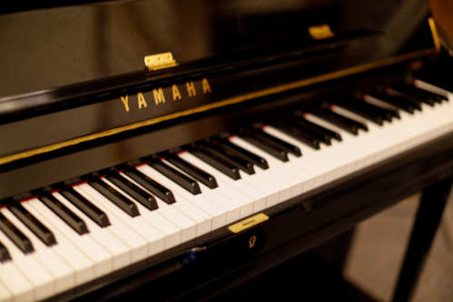 Svart Yamaha piano